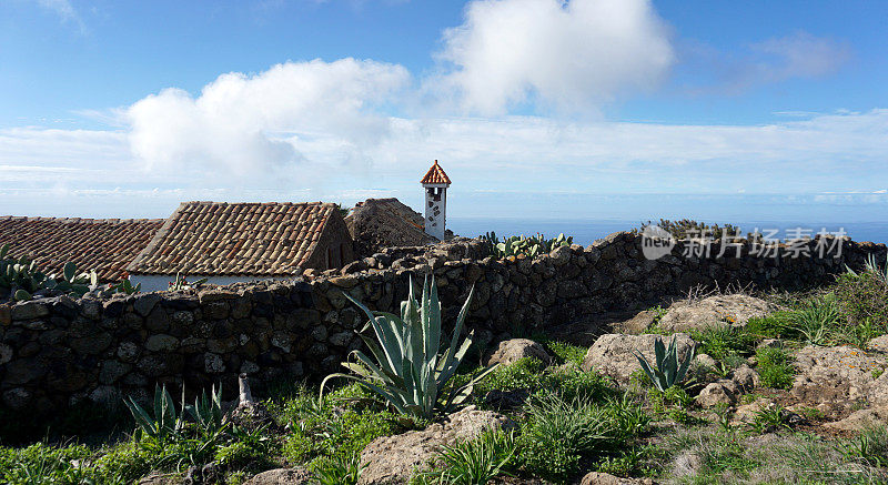 在西班牙加那利群岛的特内里费岛，Teno Alto火山景观与古老的典型加那利风格的乡村房屋。